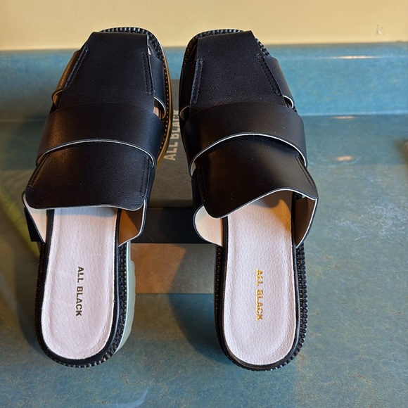 All Black Lugg Mule New in box sizes 40 (9) color is Black - Picture 5 of 9